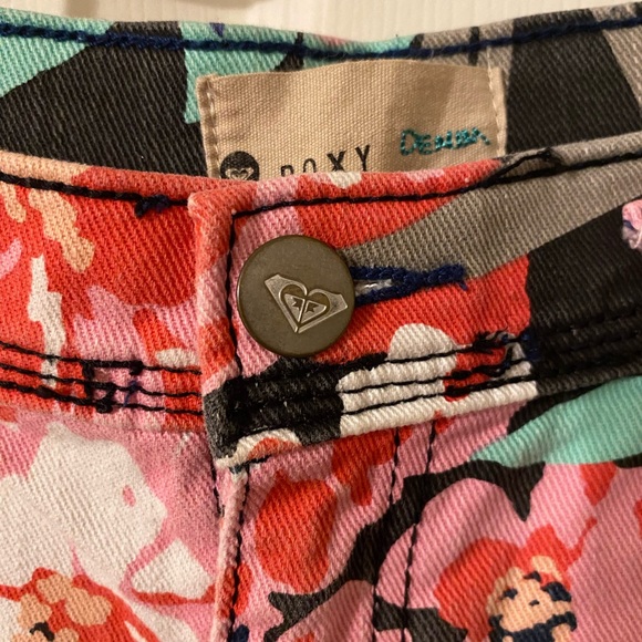 Roxy Floral Juniors Shorts - Black and Pink. 3 - Picture 3 of 4
